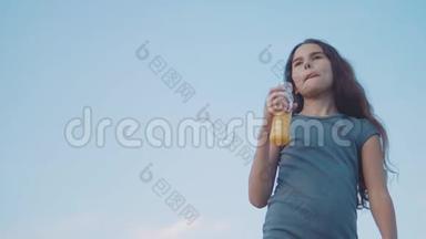 小女孩<strong>喝</strong>塑料瓶慢动作视频.. 青少年<strong>喝果汁</strong>和水运动聪明